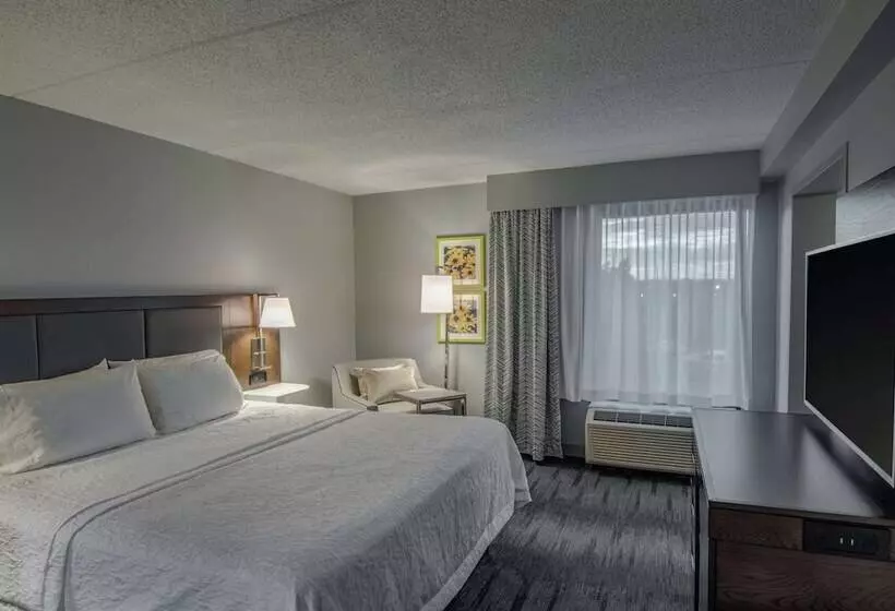 Отель Hampton Inn Waldorf