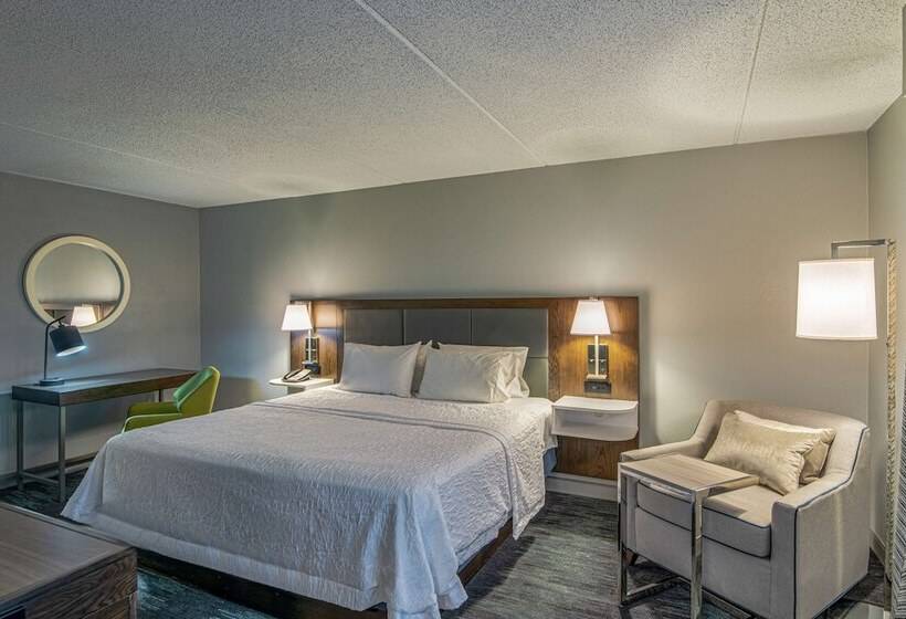 Отель Hampton Inn Waldorf