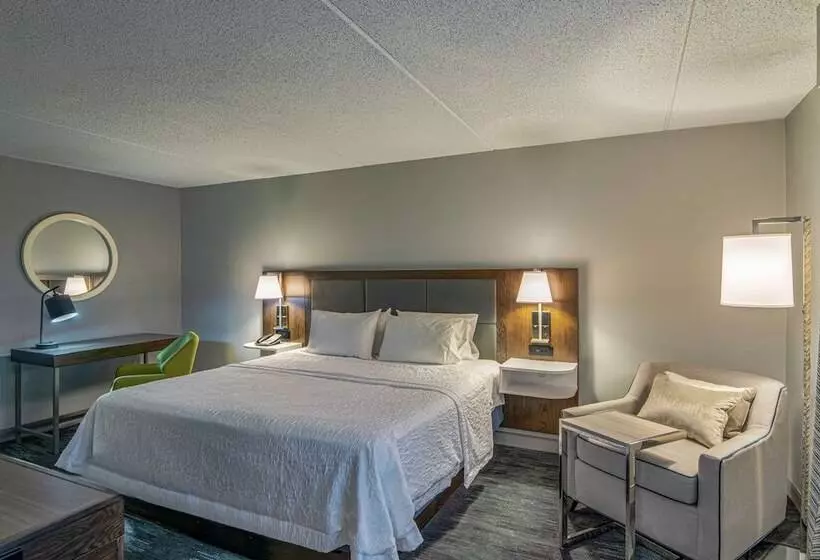 Отель Hampton Inn Waldorf