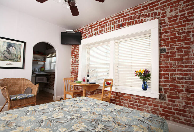 Venice Beach Suites & Hotel