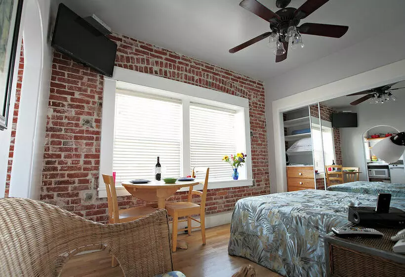 Venice Beach Suites & Hotel