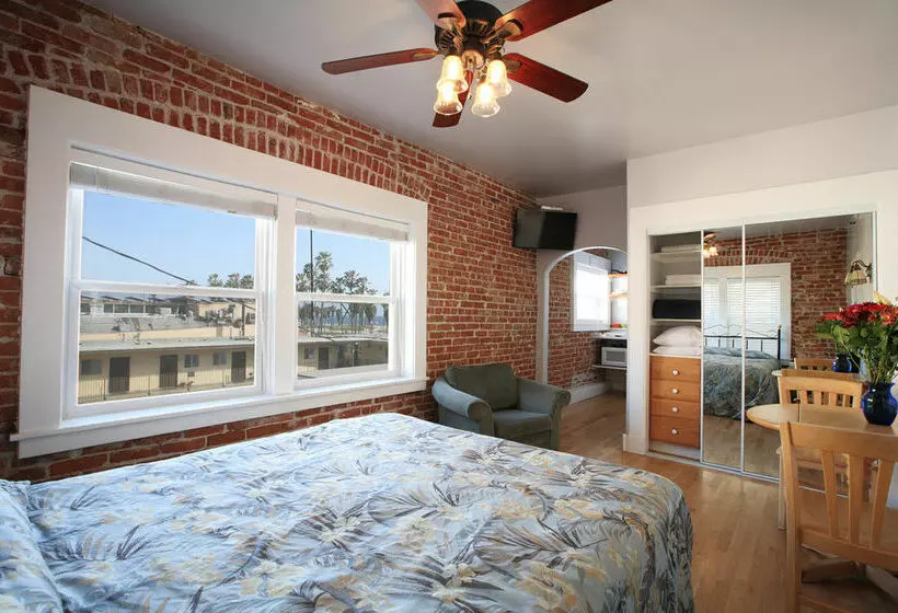 Venice Beach Suites & Hotel