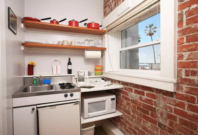 Venice Beach Suites & Hotel