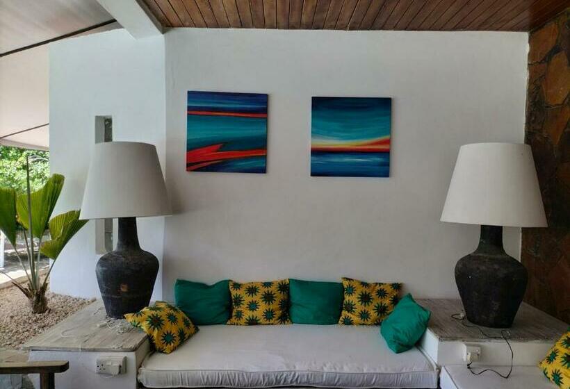 تختخواب و صبحانه Flamboyant Diani Beach