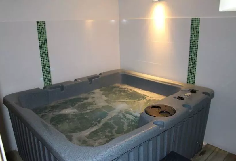 ベッドアンドブレックファースト Ferme Château De Cordey & Spa