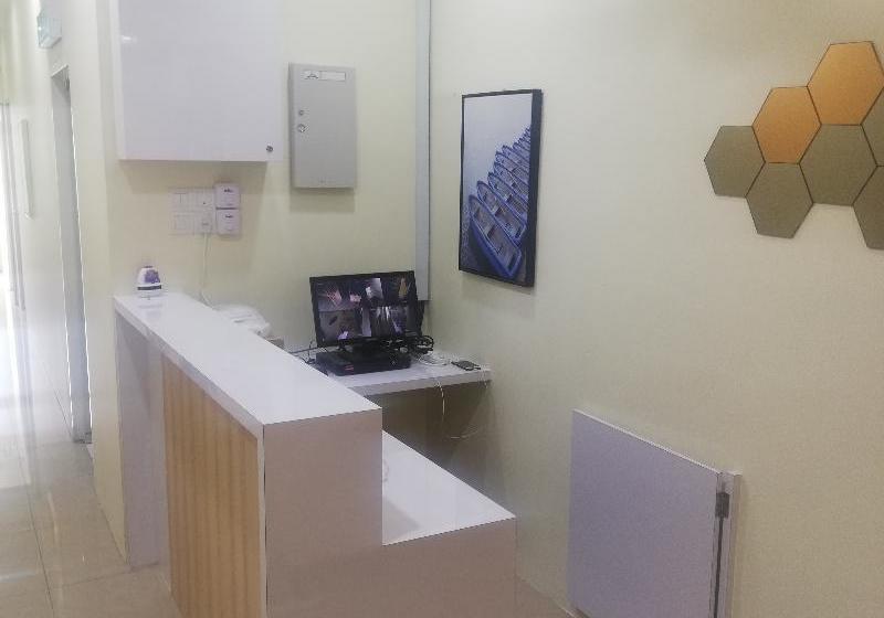 Hotell Oyo 90090 Roselyn Inn 2