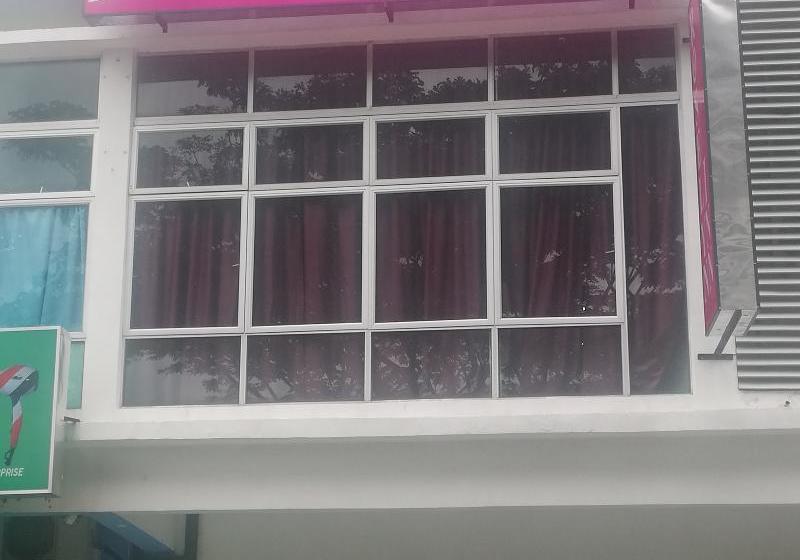 Hotell Oyo 90090 Roselyn Inn 2