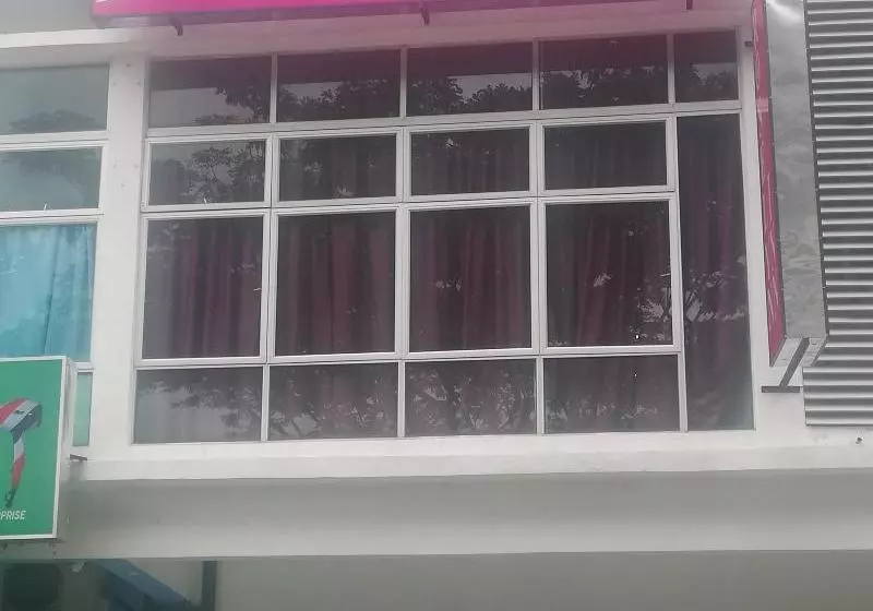 Hotelli Oyo 90090 Roselyn Inn 2