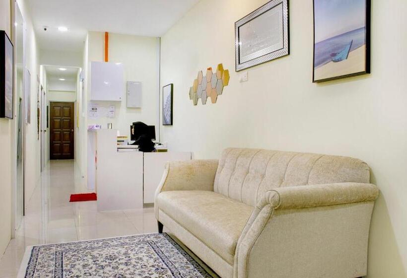 Hotell Oyo 90090 Roselyn Inn 2