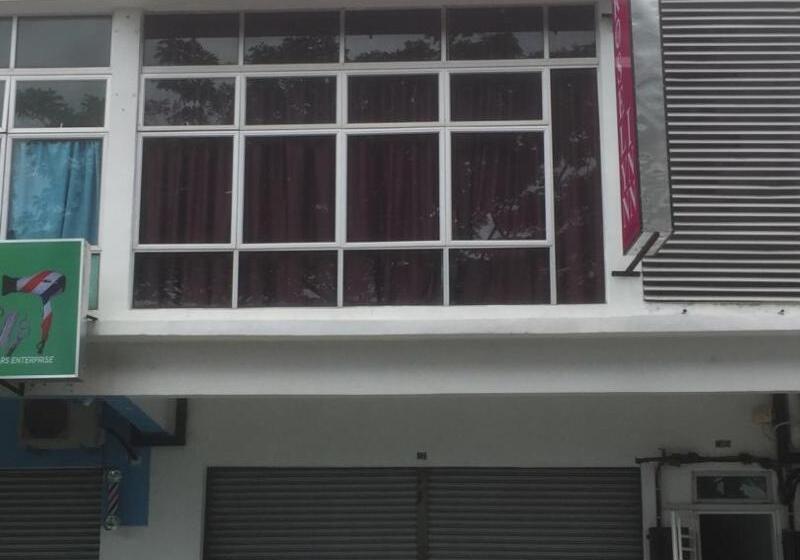 Hotell Oyo 90090 Roselyn Inn 2