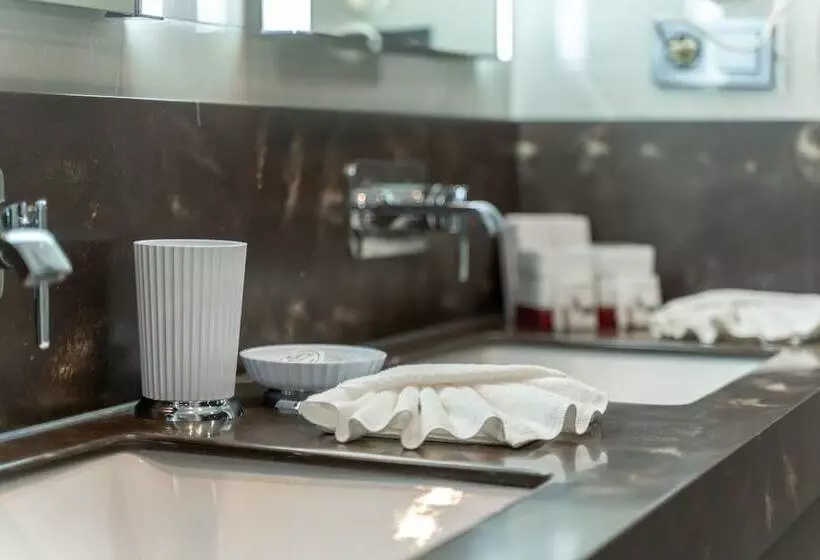 هتل Grand Bellagio Batumi Convention & Casino