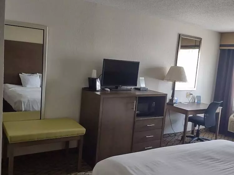 ホテル Baymont By Wyndham Auburn