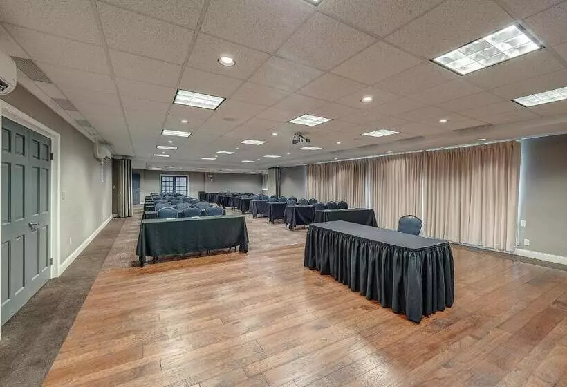 Eastland Suites Extended Stay Hotel & Conference Center Urbana