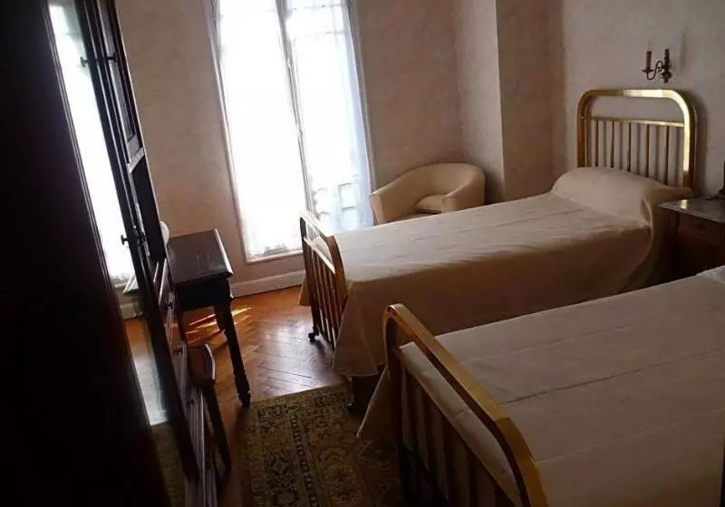 Hotelli Hôtel Castel Mistral