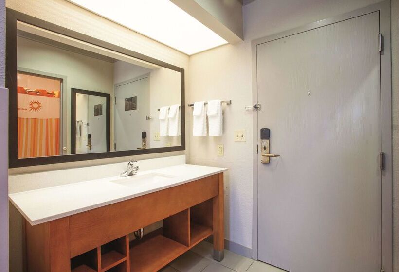 فندق La Quinta Inn & Suites By Wyndham Jackson Airport