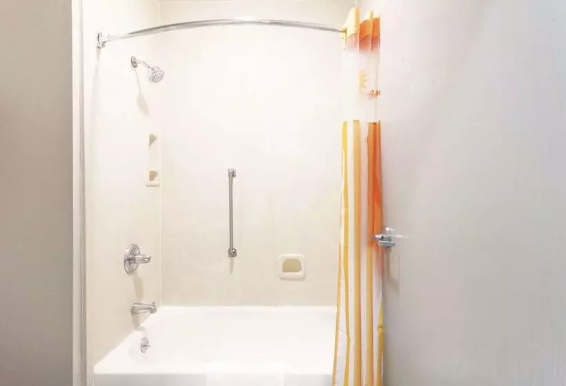 هتل La Quinta Inn & Suites By Wyndham Jackson Airport