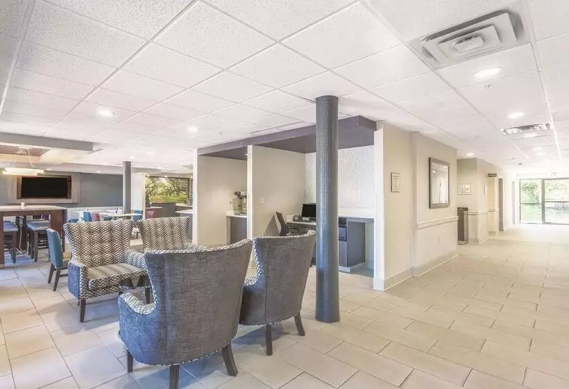 هتل La Quinta Inn & Suites By Wyndham Jackson Airport