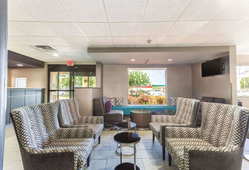 فندق La Quinta Inn & Suites By Wyndham Jackson Airport