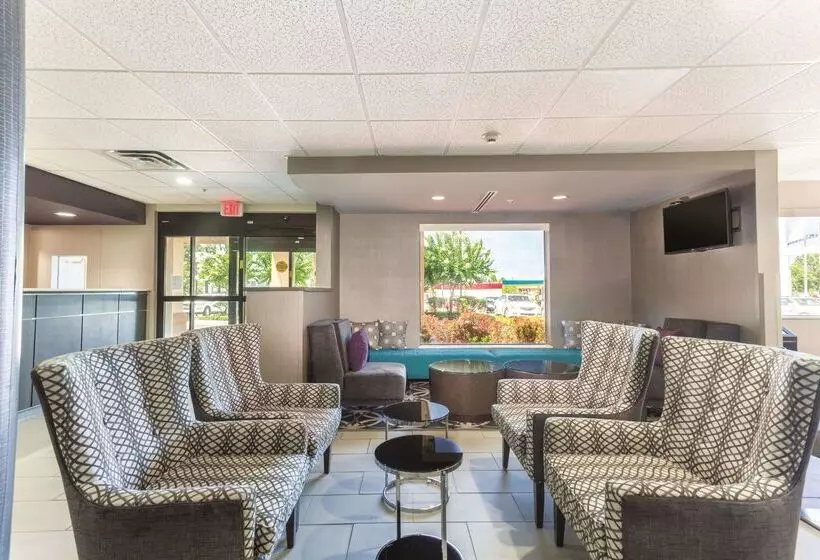 هتل La Quinta Inn & Suites By Wyndham Jackson Airport