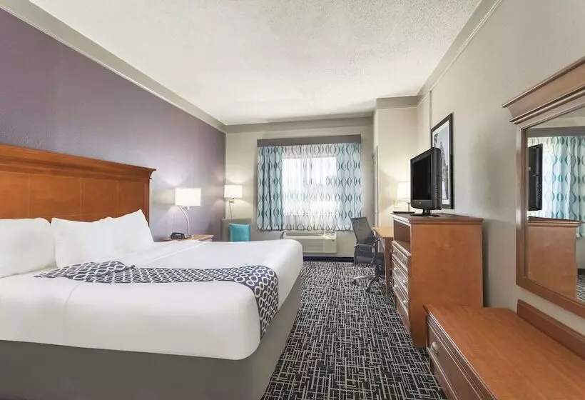 هتل La Quinta Inn & Suites By Wyndham Jackson Airport