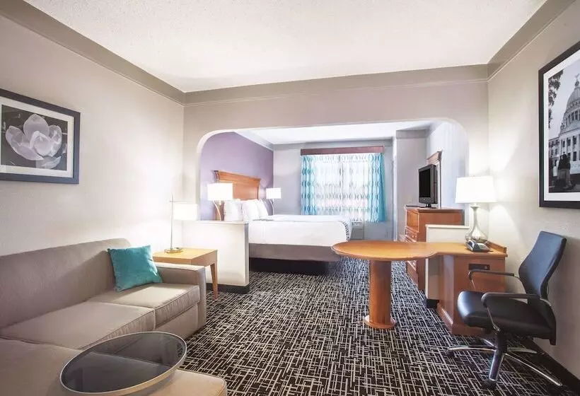 هتل La Quinta Inn & Suites By Wyndham Jackson Airport