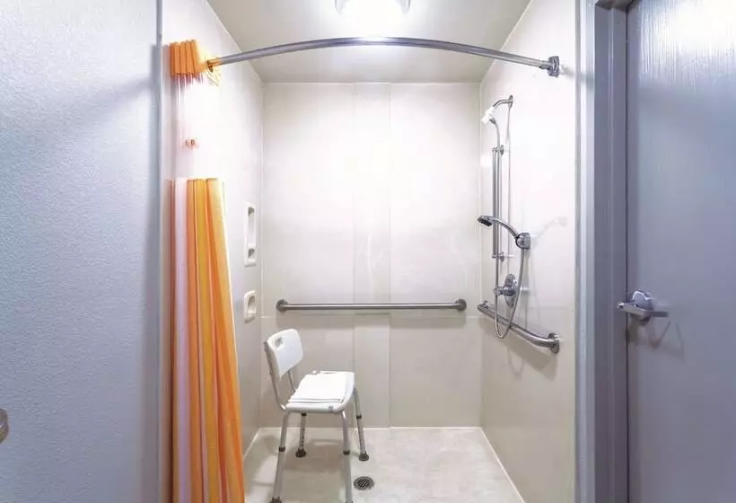 هتل La Quinta Inn & Suites By Wyndham Jackson Airport