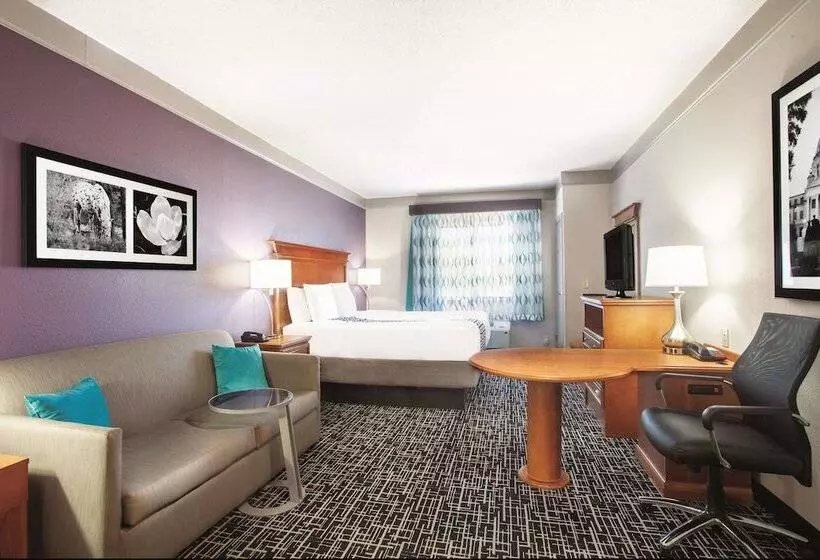 هتل La Quinta Inn & Suites By Wyndham Jackson Airport