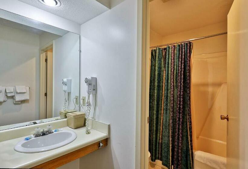 Cedarbrook Hotel Room W/2 Doubles 101