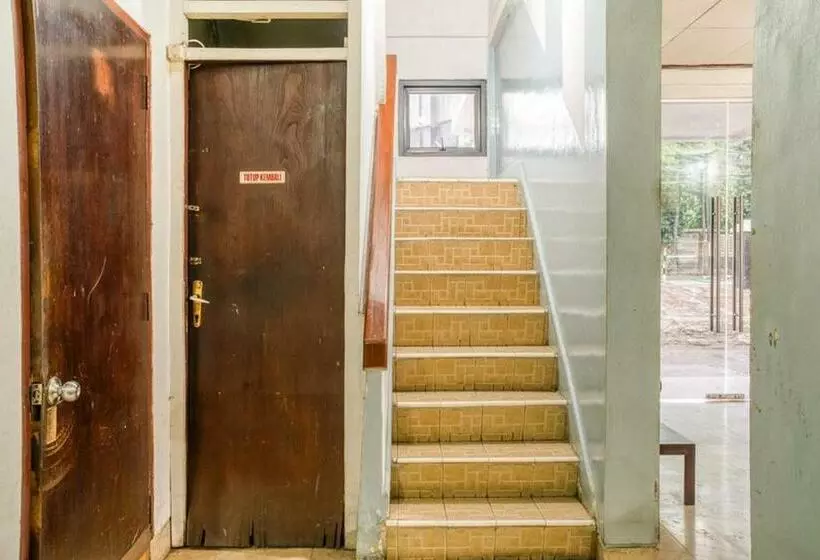 Hotelli Reddoorz Near Plaza Senayan