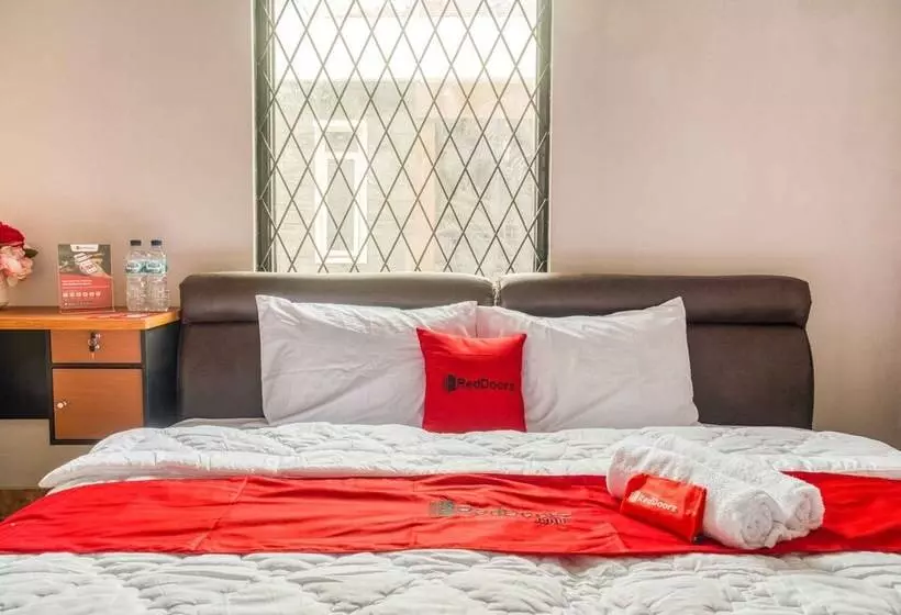 Majatalo Reddoorz Near Duta Merlin