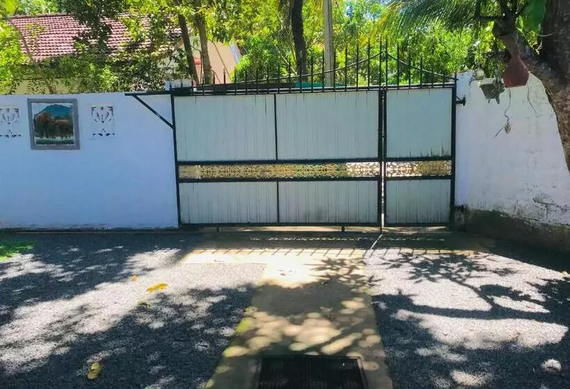 پانسیون Summer House Mirissa