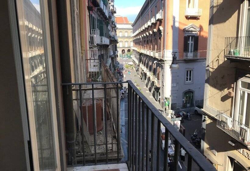 تختخواب و صبحانه Base Napoli Plebiscito