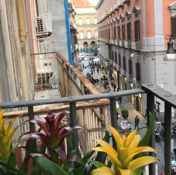 تختخواب و صبحانه Base Napoli Plebiscito