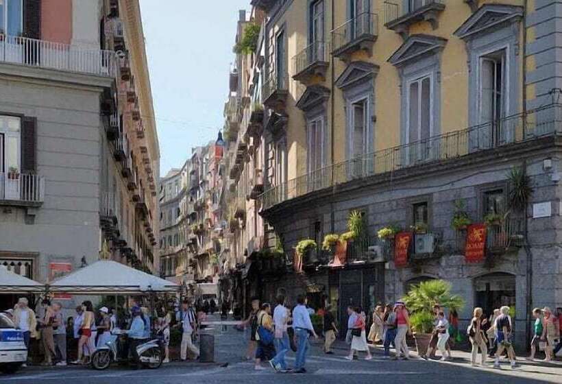 تختخواب و صبحانه Base Napoli Plebiscito