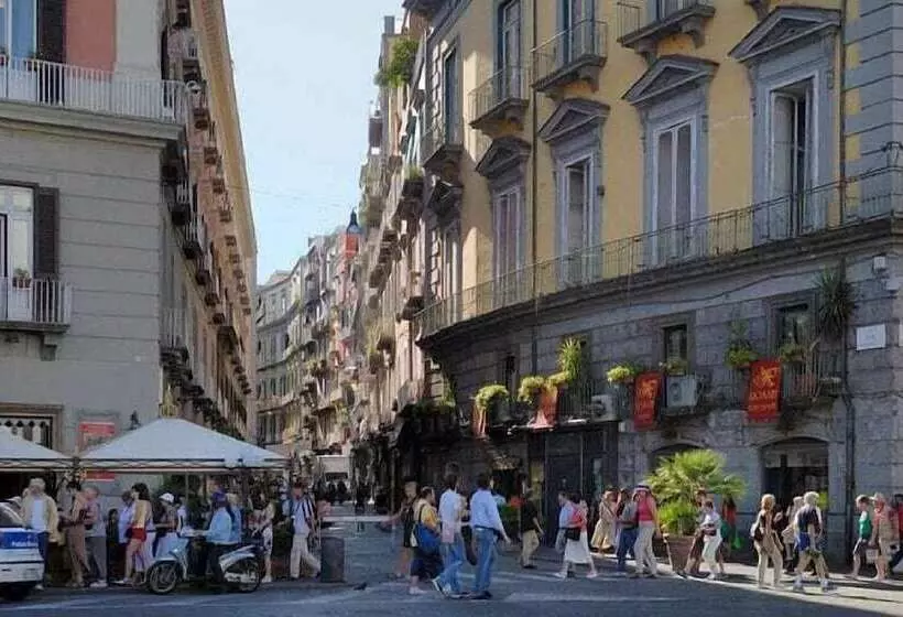 تختخواب و صبحانه Base Napoli Plebiscito