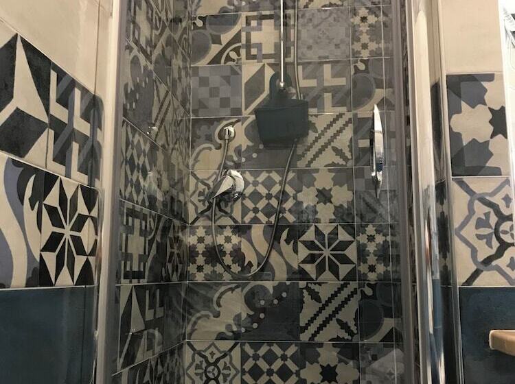 تختخواب و صبحانه Base Napoli Plebiscito