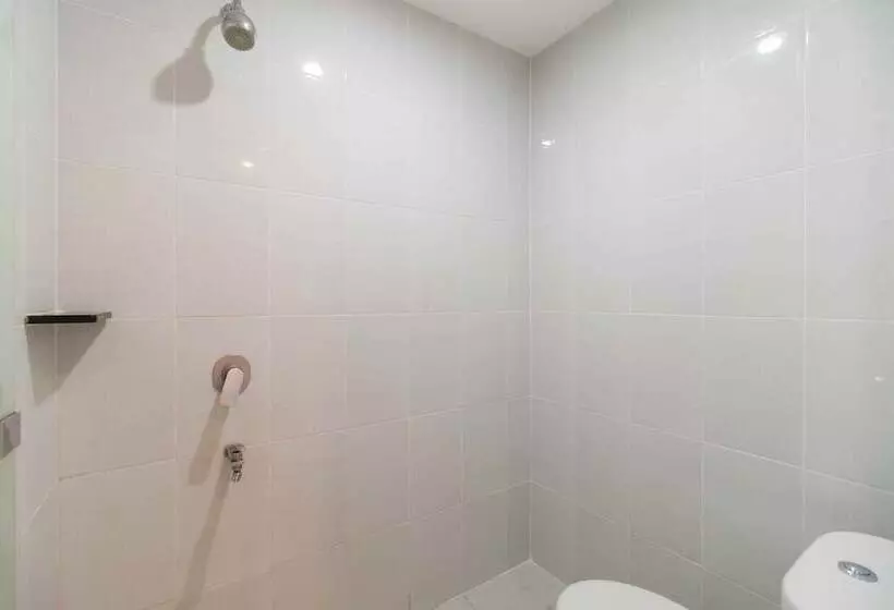 Hotelli Reddoorz Near Universitas Widyagama Malang 2