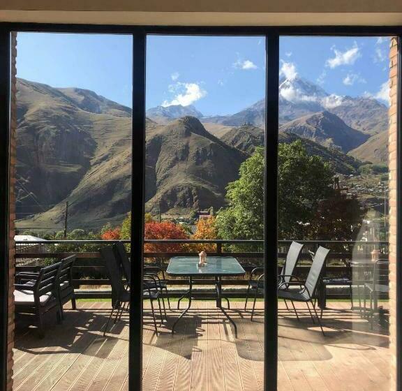 هتل Hilltop Kazbegi