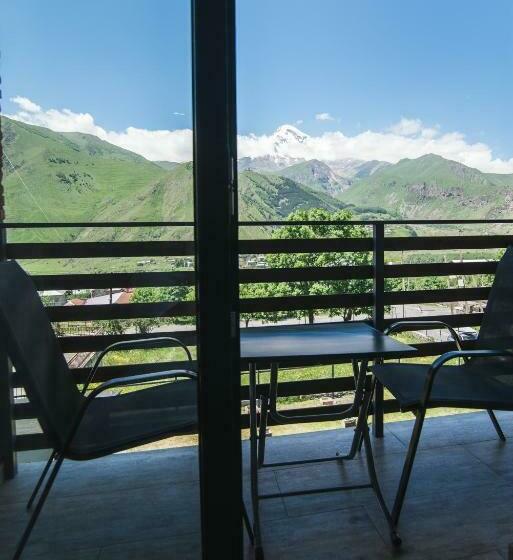 هتل Hilltop Kazbegi