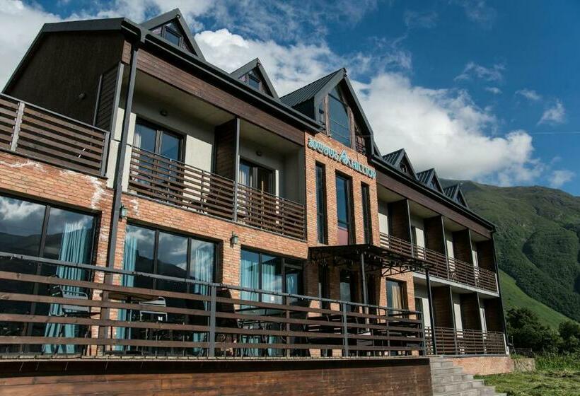 هتل Hilltop Kazbegi