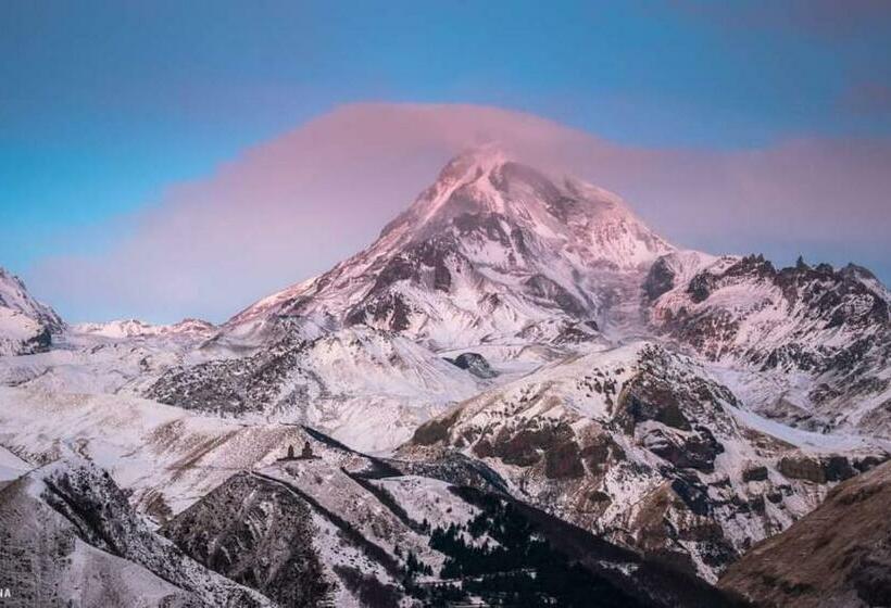 هتل Hilltop Kazbegi