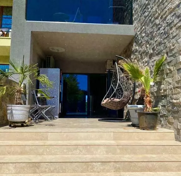 Hotelli Mavboutique Villa