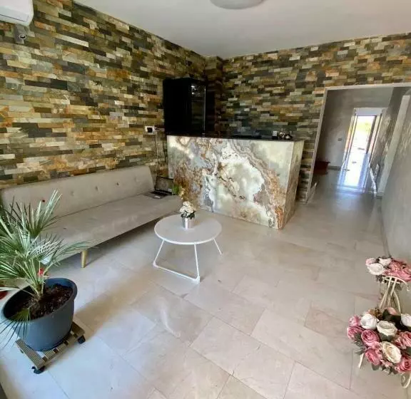 Hotelli Mavboutique Villa