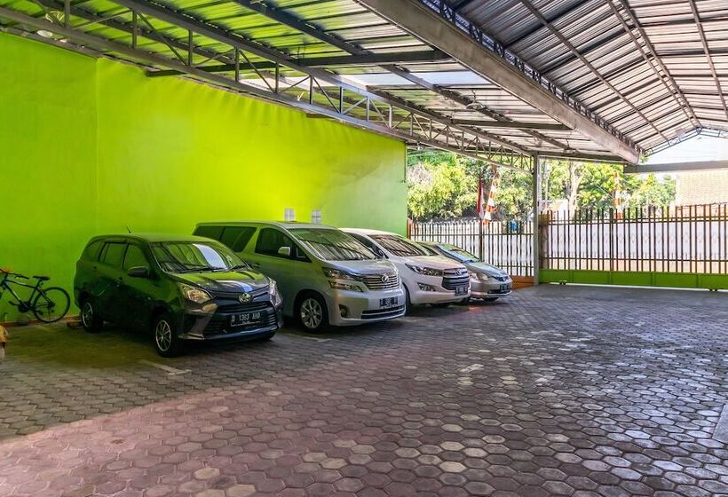 פנסיון Reddoorz Near Kejaksan Station Cirebon 2