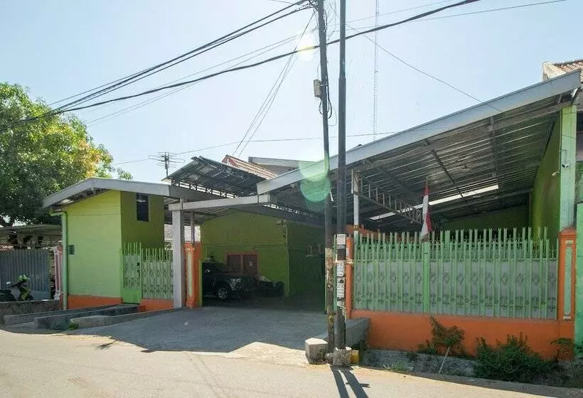 ペンション Reddoorz Near Kejaksan Station Cirebon 2