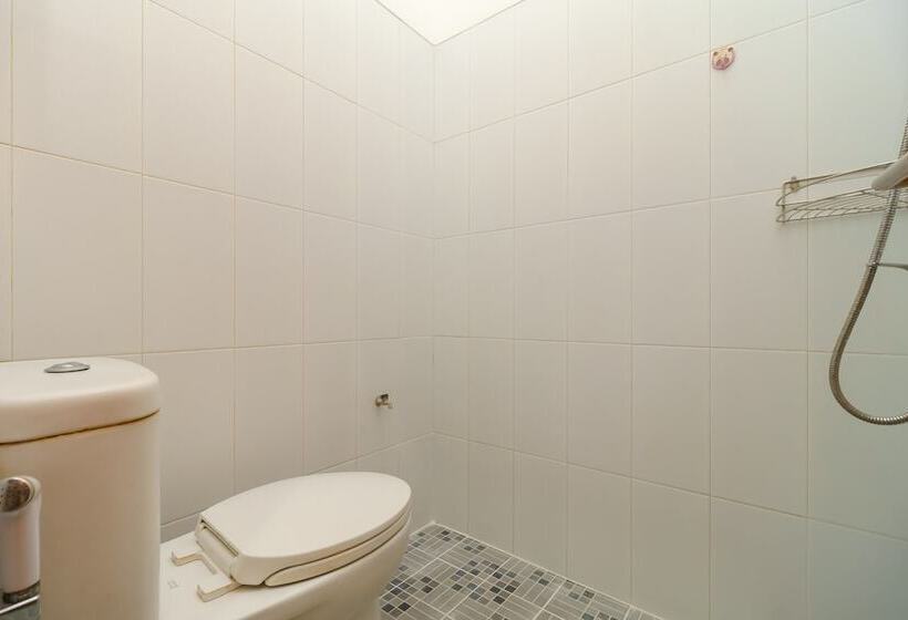 פנסיון Reddoorz Near Kejaksan Station Cirebon 2