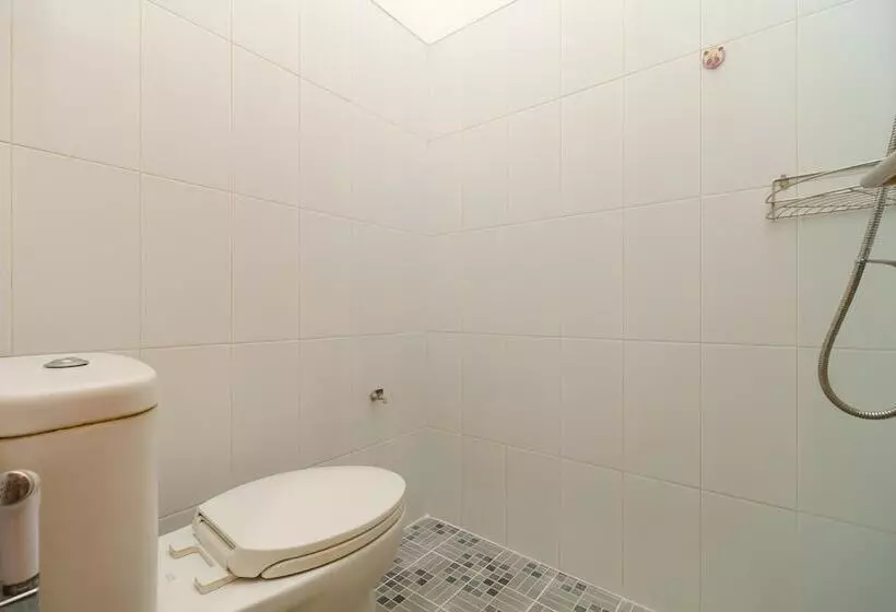 ペンション Reddoorz Near Kejaksan Station Cirebon 2