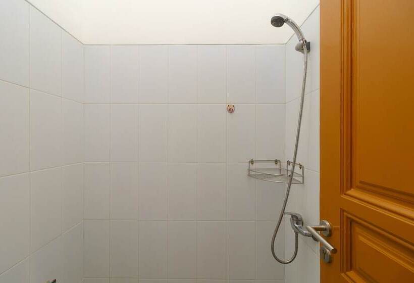 פנסיון Reddoorz Near Kejaksan Station Cirebon 2