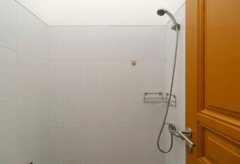 ペンション Reddoorz Near Kejaksan Station Cirebon 2