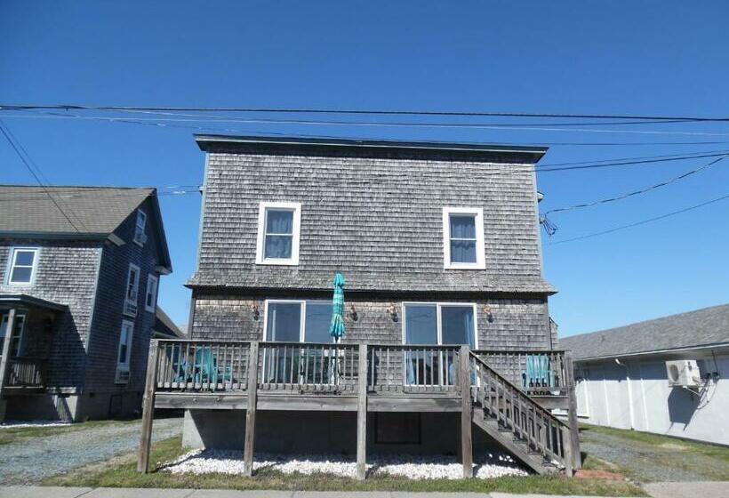 ユースホステル Second Floor Apartment #23   Water & Town Views